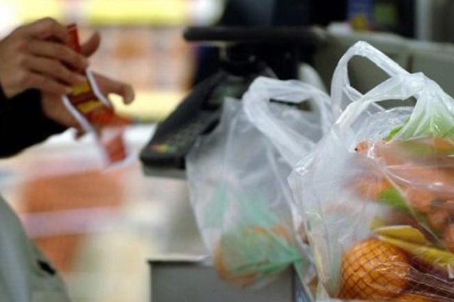 Πόσο μειώθηκε η χρήση πλαστικής σακούλας στα σούπερ μάρκετ;