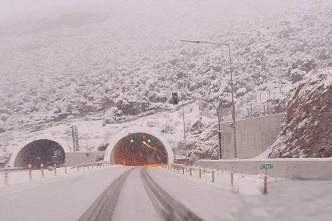 Σοβαρά προβλήματα στην εθνική οδό Αθηνών-Λαμίας λόγω της έντονης χιονόπτωσης