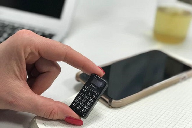 Αυτό είναι το μικρότερο κινητό τηλέφωνο του κόσμου
