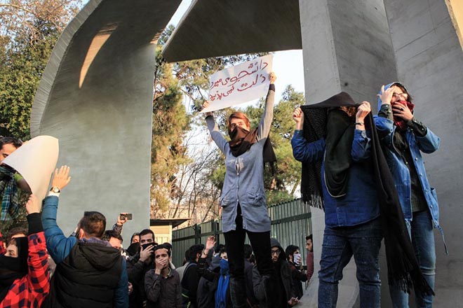 Συνεχίζονται οι διαδηλώσεις στο Ιράν – Στους δώδεκα οι νεκροί