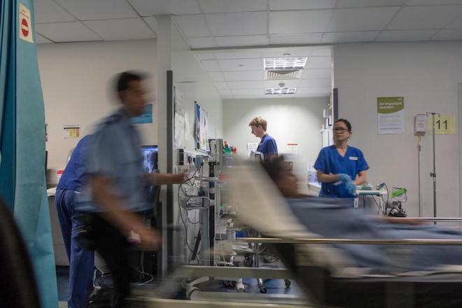 Μεγάλη Βρετανία: Νοσοκομεία αναβάλλουν επεμβάσεις λόγω σοβαρών ελλείψεων- Συγγνώμη από την Μέι