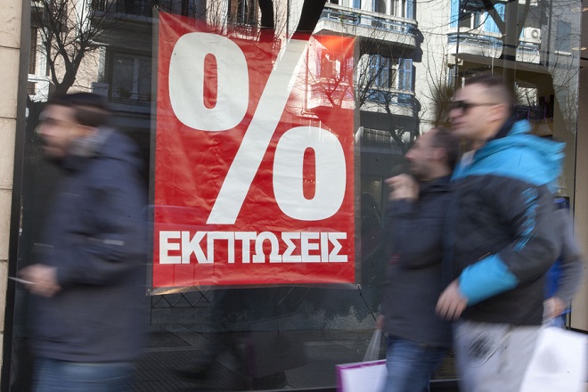 Πτώση 7% του τζίρου κατά τις ενδιάμεσες φθινοπωρινές εκπτώσεις