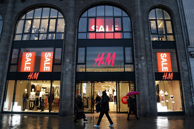 Δημόσια συγγνώμη από την H&M μετά τις αντιδράσεις που προκάλεσε αμφιλεγόμενη διαφήμιση