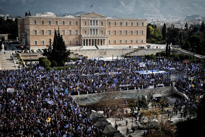 Κοσμοσυρροή στο Σύνταγμα: Πλήθος κόσμου στο συλλαλητήριο για τη Μακεδονία