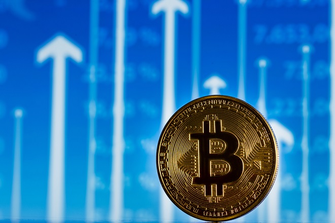 Έσπασε και το φράγμα των 62.000 δολ. το Bitcoin