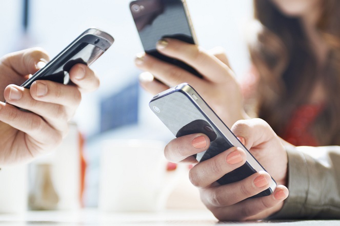 Nielsen: Πώς οι καταναλωτές παίζουν σε «διπλό ταμπλό» – Περισσότερη χρήση κοινωνικών δικτύων, λιγότερη εμπιστοσύνη