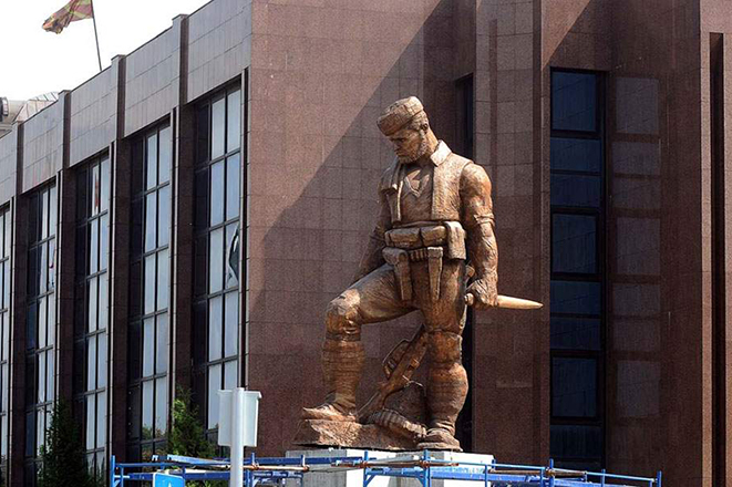 Ξηλώνονται τα αγάλματα του αλυτρωτισμού από τα Σκόπια