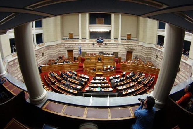 Βουλή: Οξύ επεισόδιο μετά την αναφορά Κασαπίδη περί «εσχάτης προδοσίας» των βουλευτών του ΣΥΡΙΖΑ