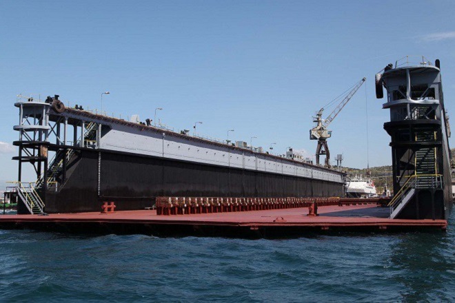 Βίντεο: Η άφιξη της νέας πλωτής δεξαμενής «Πειραιάς ΙΙΙ» στο λιμάνι του Πειραιά