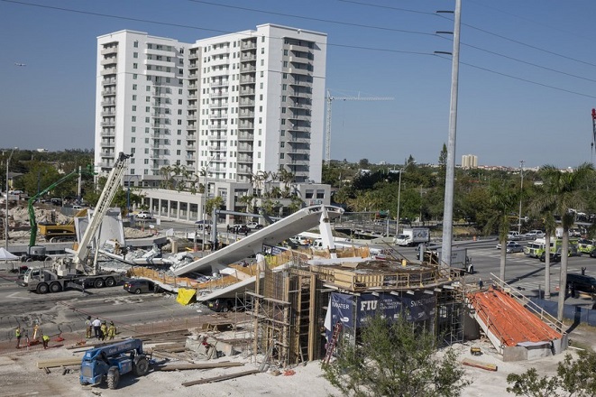 Τουλάχιστον έξι νεκροί από την κατάρρευση της πεζογέφυρας στη Φλόριντα