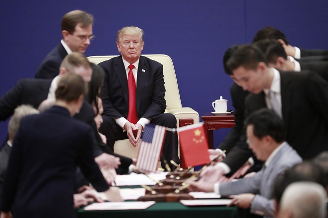 Την επιβολή δασμών στην Κίνα ανακοινώνει ο Τραμπ – Εντείνονται οι φόβοι για εμπορικό πόλεμο