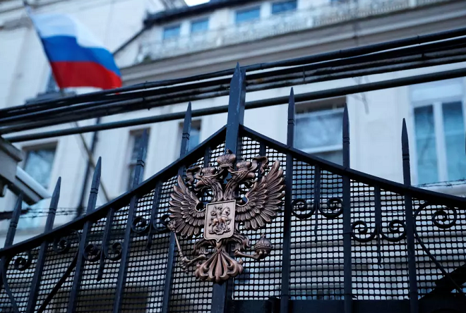 Άρωμα Ψυχρού Πολέμου στις σχέσεις Ρωσίας – Βρετανίας: Η Μόσχα απελαύνει πάνω από 50 Βρετανούς διπλωμάτες