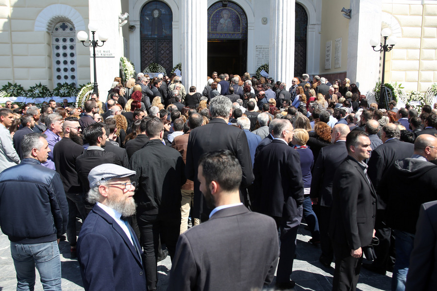 Πλήθος κόσμου στην κηδεία του Στέλιου Σκλαβενίτη