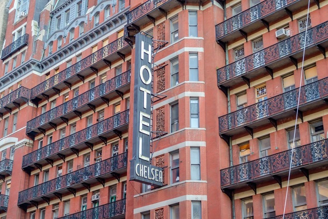 Στο σφυρί 55 πόρτες του θρυλικού Chelsea Hotel της Νέας Υόρκης