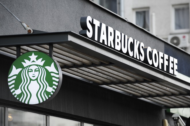 Tι γνωρίζουμε για τον νέο CEO των Starbucks – Το δύσκολο έργο του