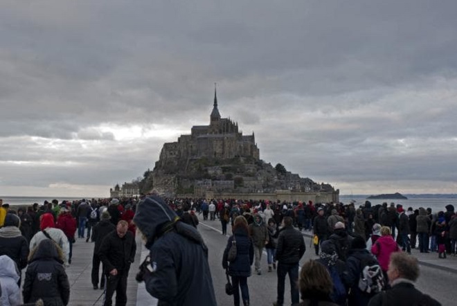 Γαλλία: Εκκενώθηκε το Μον Σεν Μισέλ – Οι αρχές αναζητούν έναν ύποπτο