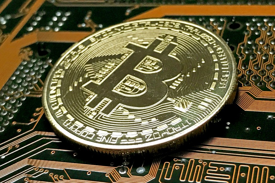 Υποχώρησε το bitcoin από τα επίπεδα «ρεκόρ» των τελευταίων 15 μηνών