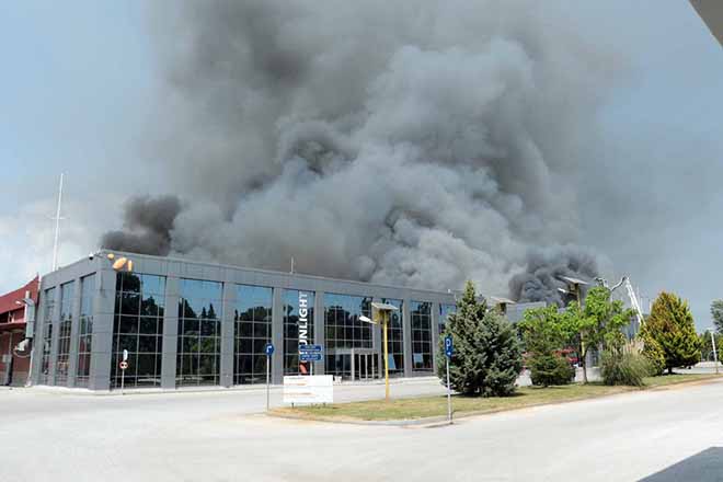 Έσβησε η φωτιά στο μεγαλύτερο εργοστάσιο παραγωγής βιομηχανικών μπαταριών της Ευρώπης