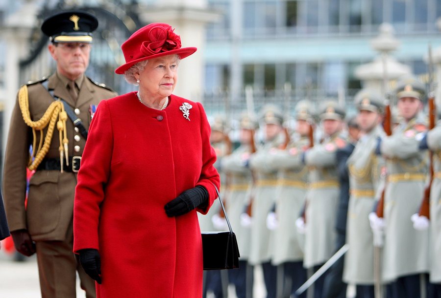 Η βασίλισσα Ελισάβετ γνωρίζει το νεότερο μέλος της βασιλικής οικογένειας