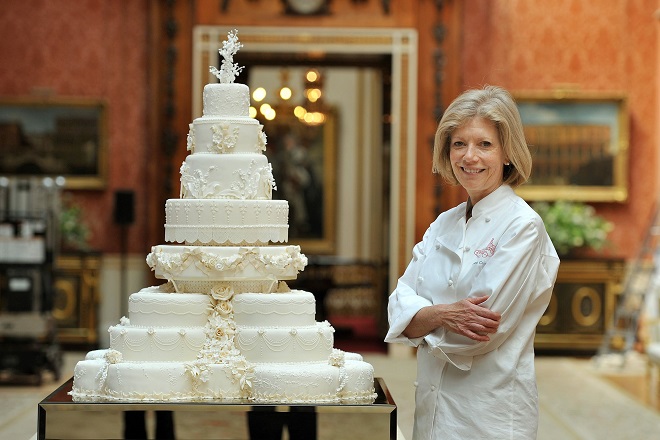 Αφήστε χώρο για… επιδόρπιο. Στο «σφυρί» βγαίνουν κομμάτια από γαμήλιες τούρτες βασιλικών γάμων της Βρετανίας