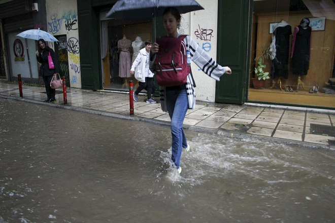 Προβλήματα ηλεκτροδότησης στο κέντρο της Θεσσαλονίκης εξαιτίας της ισχυρής καταιγίδας