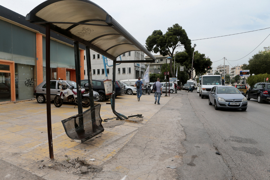 Αυτοκίνητο έπεσε σε στάση λεωφορείου – Ένας νεκρός και τρεις τραυματίες