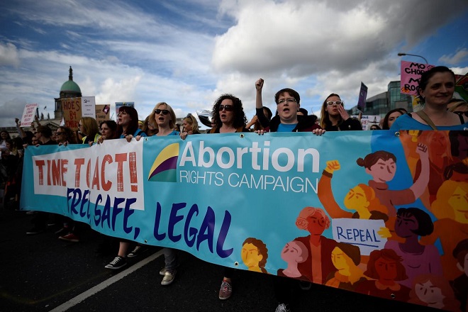 Με ένα ηχηρό «ναι» απάντησε η Ιρλανδία στο δημοψήφισμα για τις αμβλώσεις