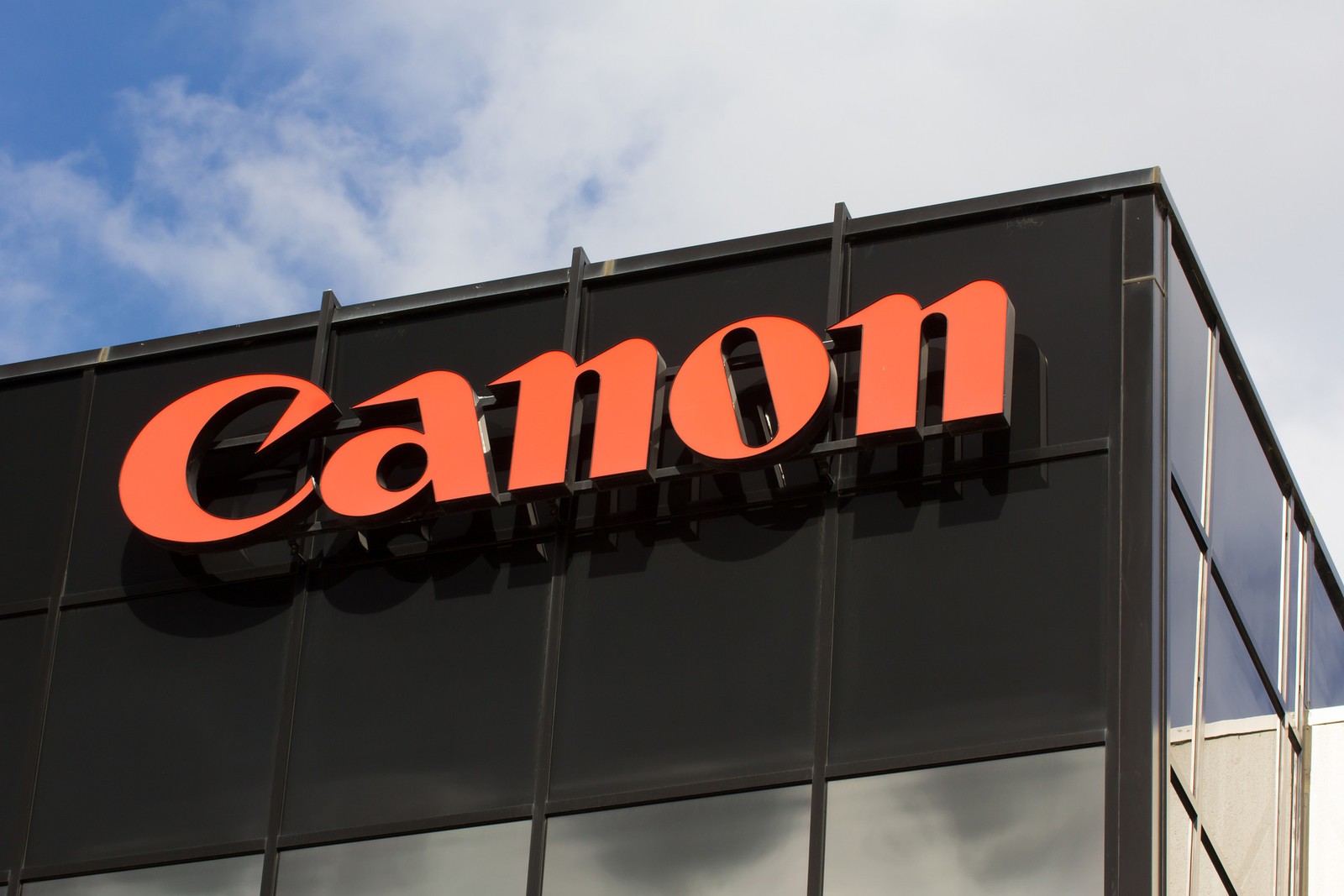 Canon: Το printing στην Ελλάδα ακόμη ανεβαίνει – Θα χρειαστούν δεκαετίες για να γίνουν όλα ψηφιακά