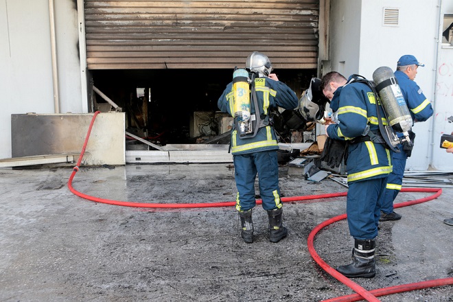 Υπό μερικό έλεγχο η πυρκαγιά σε βιοτεχνία στο Περιστέρι