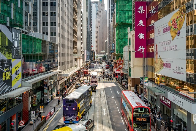 Σχεδόν ένα εκατομμύριο δολάρια πληρώνει μεγιστάνας στο Χονγκ Κονγκ για… μια θέση πάρκινγκ