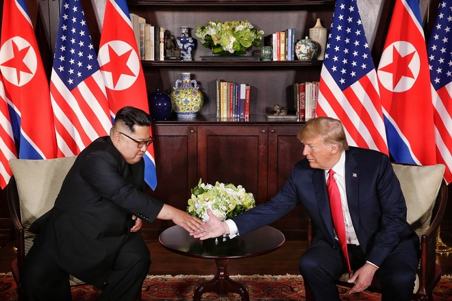 Υπογραφή ιστορικής συμφωνίας μεταξύ Ντόναλντ Τραμπ και Κιμ Γιονγκ Ουν