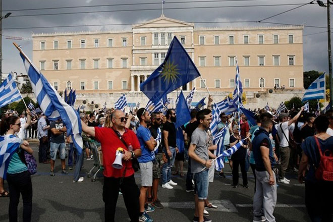 Σε εξέλιξη συγκέντρωση διαμαρτυρίας στο Σύνταγμα κατά της συμφωνίας Ελλάδας-ΠΓΔΜ