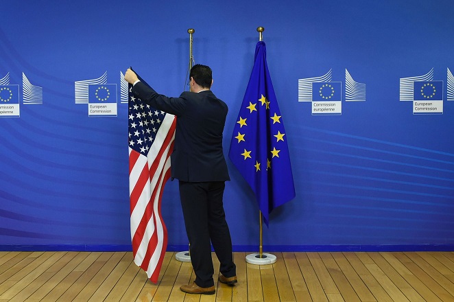 Ο εμπορικός πόλεμος παίρνει μορφή: Αντίποινα ΕΕ για τους δασμούς των ΗΠΑ
