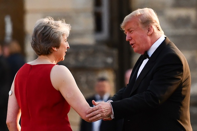 Τραμπ: Η σχέση με το Ηνωμένο Βασίλειο είναι πολύ ισχυρή- Τι απαντά η Μέι