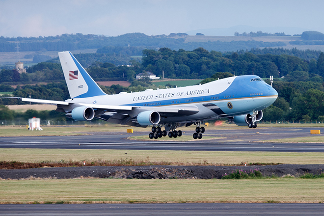 Ο Τραμπ θέλει να κάνει το Air Force One να φαίνεται «πιο αμερικάνικο»