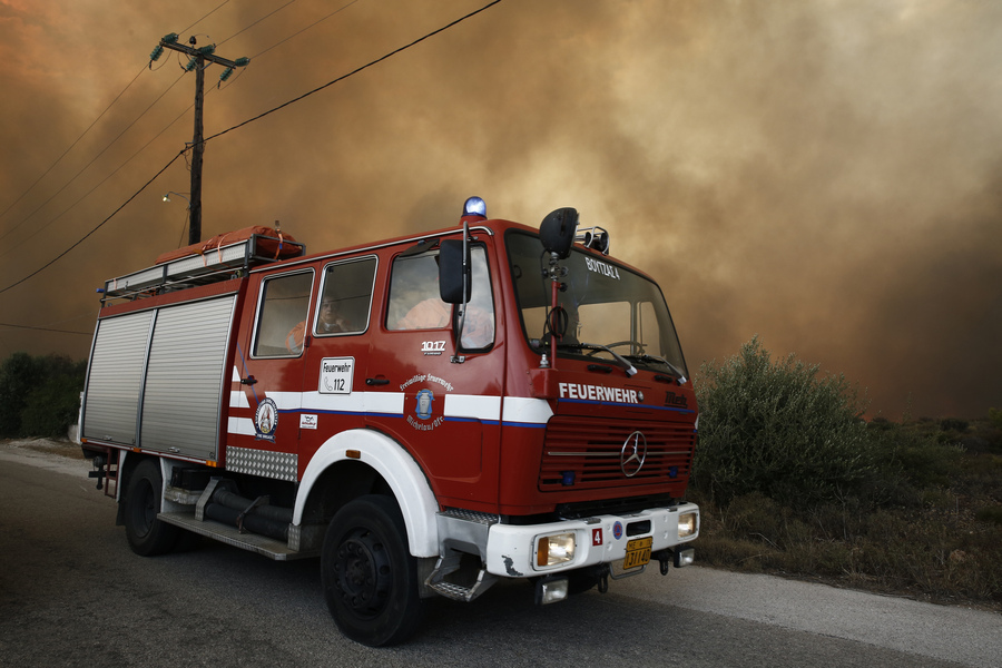 Πυροσβεστική: Υπό μερικό έλεγχο η πυρκαγιά στην Σαρωνίδα