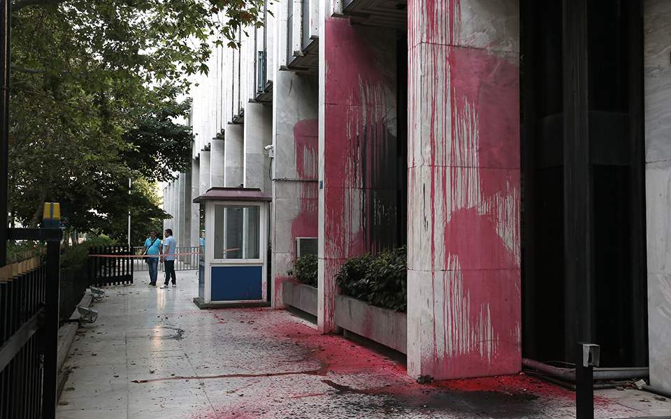 To βίντεο της επίθεσης του «Ρουβίκωνα» στο υπουργείο Εξωτερικών