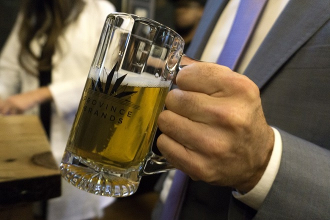 Ο Καναδάς φτιάχνει την πρώτη μπύρα από κάνναβη