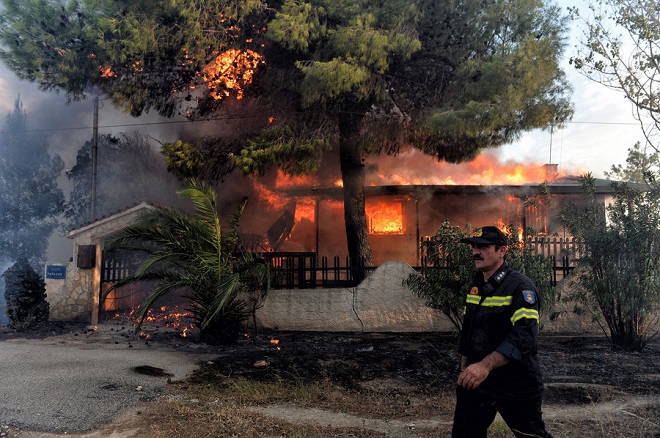 Σε εξέλιξη για τρίτη ημέρα οι πυρκαγιές σε Κινέτα και Καλλιτεχνούπολη