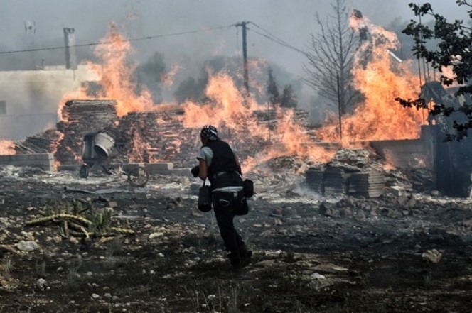 Σε ύφεση η μεγάλη πυρκαγιά στην Κέρκυρα που ξεκίνησε από συσσωρευμένα σκουπίδια
