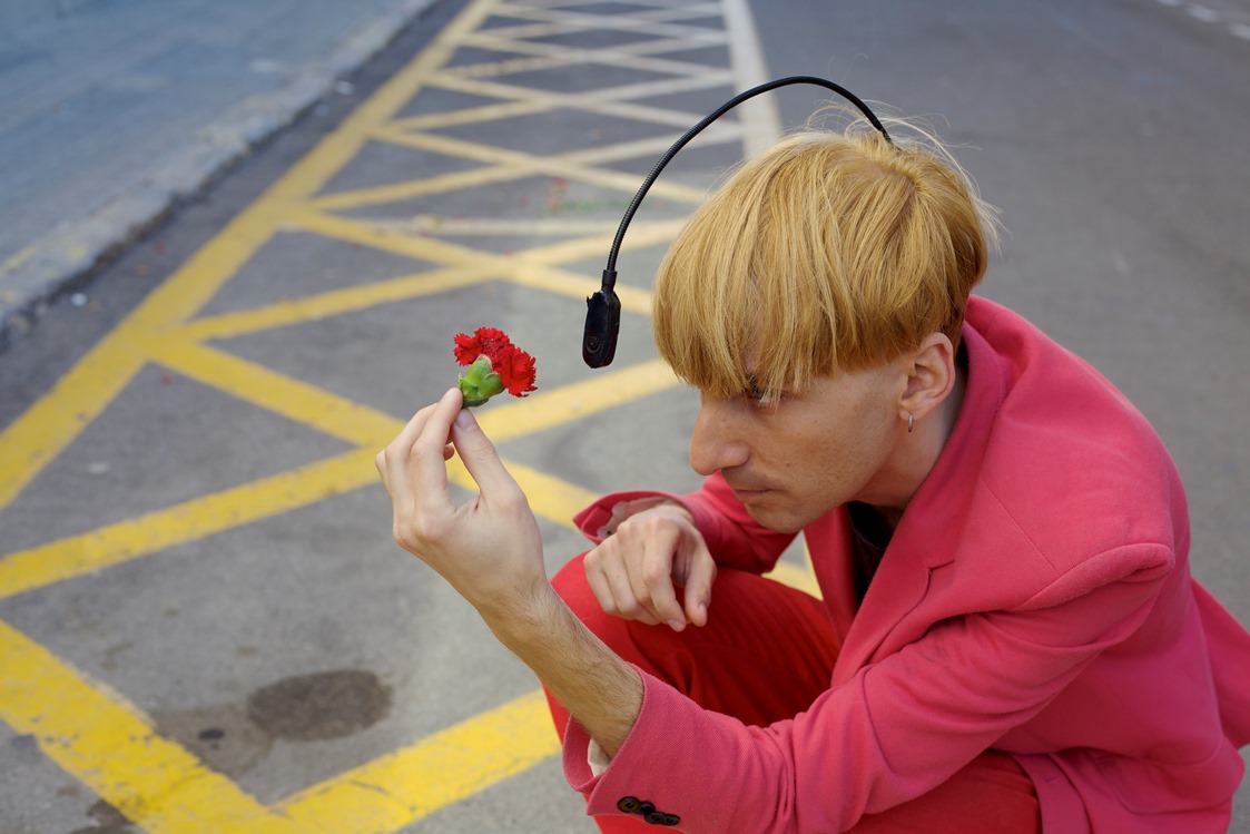 Neil Harbisson: To πρώτο cyborg στον κόσμο, που «ακούει» τα χρώματα, στη σκηνή του Disrupt Greece!