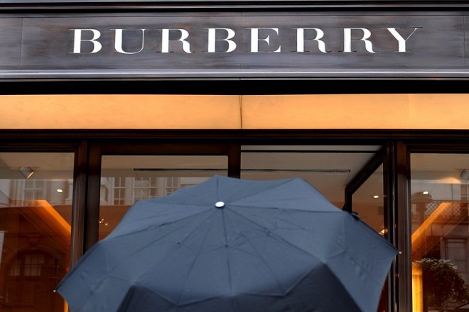 Ο οίκος Burberry ζητά συγγνώμη και αποσύρει φούτερ με τη «θηλιά» (Φωτογραφία)