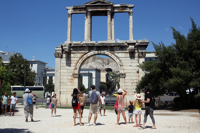 H πιο επιτυχημένη τουριστική χρονιά όλων των εποχών για την Ελλάδα το 2018