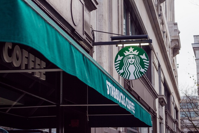 Θα πληρώνουν πλέον οι πελάτες των Starbucks με Bitcoin;