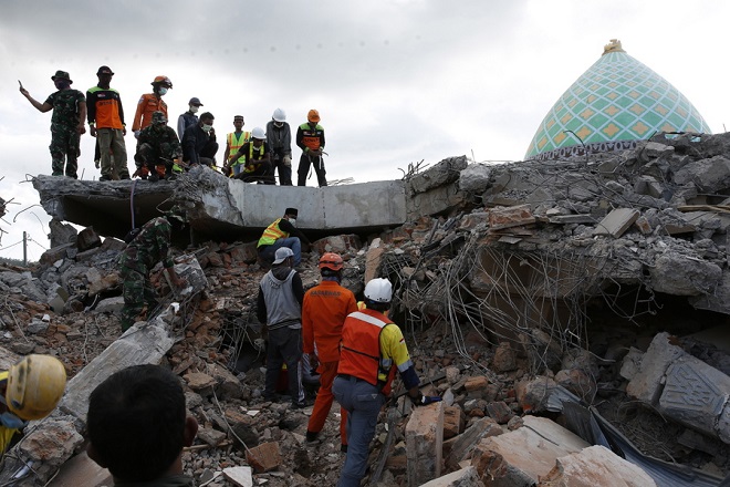 Στους 131 οι νεκροί από τον σεισμό των 6,9 βαθμών στο νησί Λομπόκ της Ινδονησίας