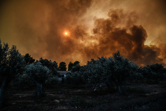 Μάχη με τις φλόγες δίνουν οι δυνάμεις της Πυροσβεστικής για να περιορίσουν το μέτωπο της φωτιάς στη Στροφυλιά Ηλείας