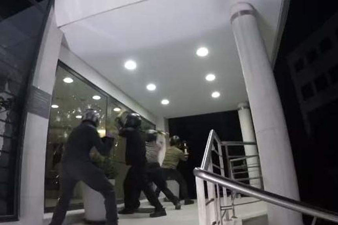 Επίθεση του Ρουβίκωνα στα κεντρικά γραφεία του Ομίλου «Μυτιληναίος» (Βίντεο)