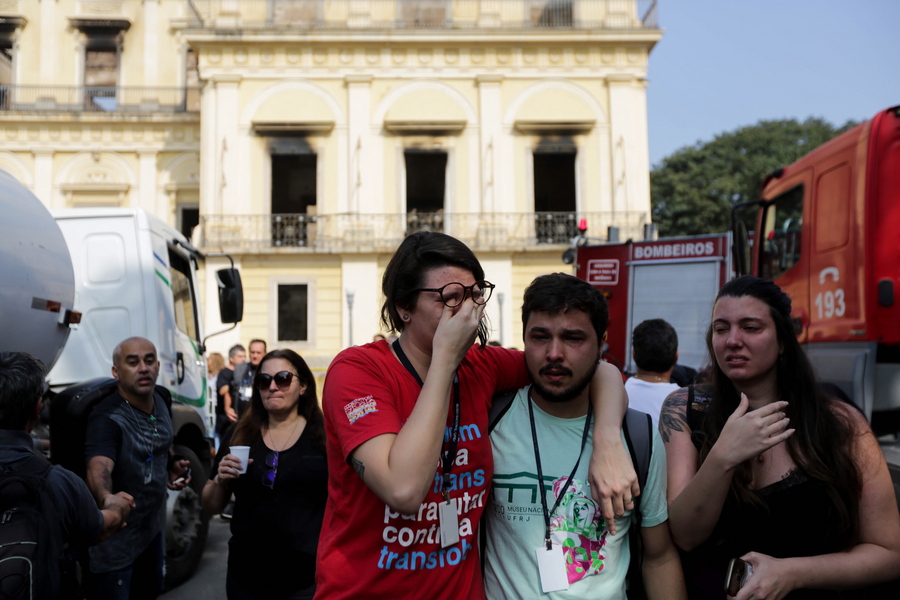 Θρήνος, οργή και πολλά ερωτήματα μετά την ολοκληρωτική καταστροφή του Εθνικού Μουσείου του Ρίο ντε Τζανέιρο