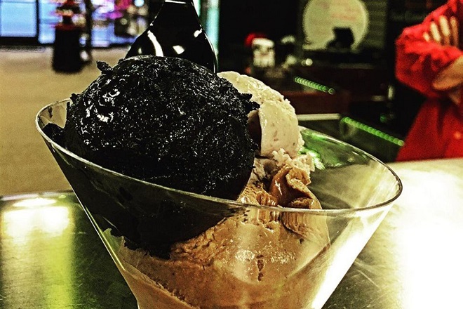 Περίεργες γεύσεις παγωτού: «Βανίλια του Ναύτη» από μελάνι καλαμαριού