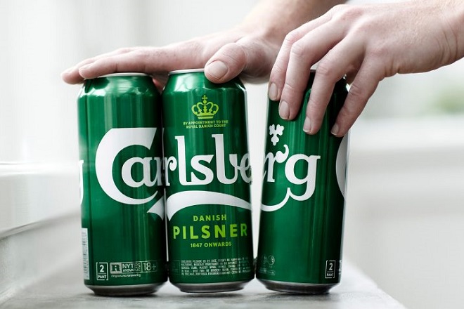 Η Carlsberg αλλάζει τον τρόπο που πουλά τις συσκευασίες των έξι μπυρών